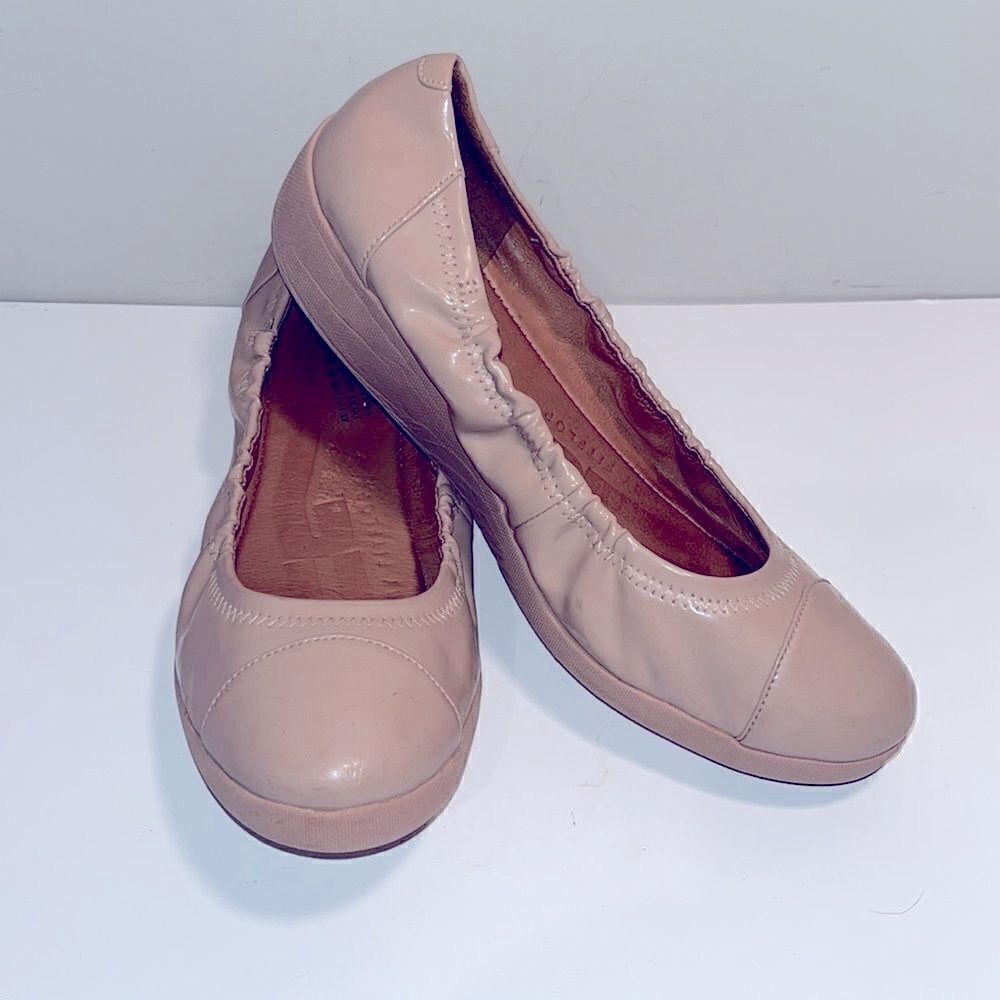 Fitflop tan 1” wedge slipon loafers